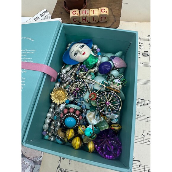 Jewelry - Broken Vintage Jewelry Lot Scrap Jewels Pins Pendants Bulk